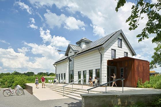 Photo of a white barn on Chatham University's 伊甸堂校园